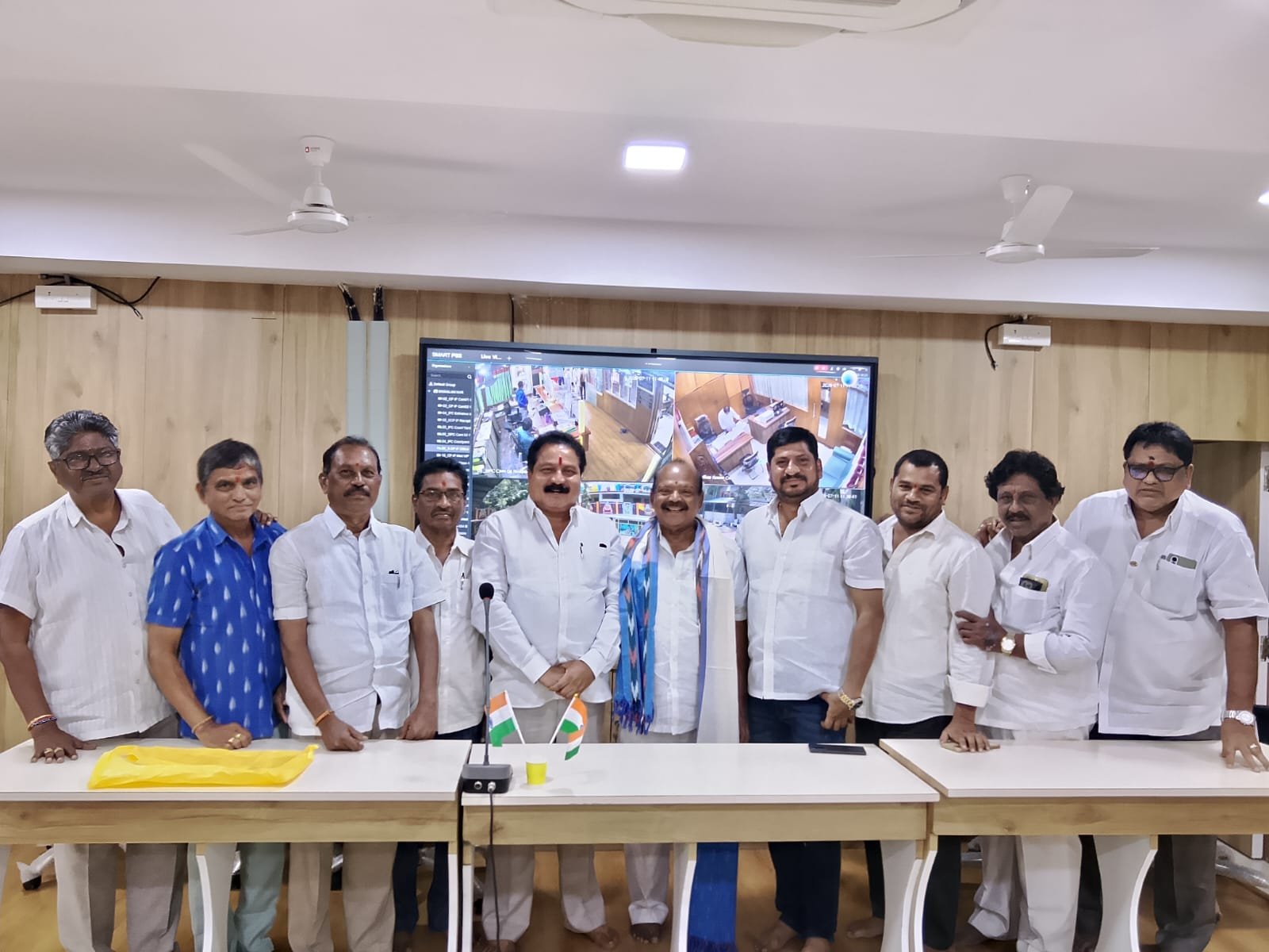 చిలువేరు కాశీనాథ్ గారిని ఘనంగా సన్మానించిన చేనేత సహకార సంఘం ప్రతినిధులు